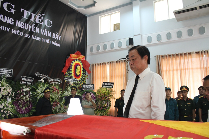 Bí thư Tỉnh ủy Đồng Tháp Lê Minh Hoan viếng Anh hùng Nguyễn Văn Bảy.