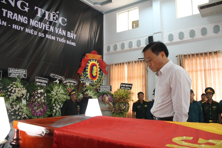 Ông Nguyễn Văn Dương - Chủ tịch UBND tỉnh Đồng Tháp tiễn đưa người Anh hùng.