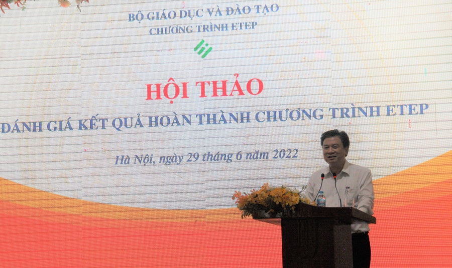 Thứ trưởng Bộ GD&ĐT Nguyễn Hữu Độ phát biểu tại hội thảo.