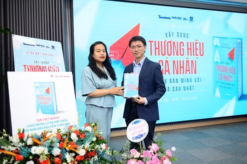 Nhà báo Nguyễn Tuấn Anh (bên phải ảnh) và độc giả tại lễ ra mắt đặc san.