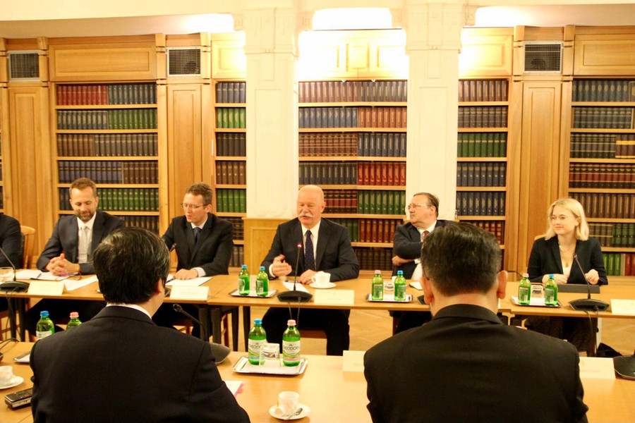 Hình ảnh tại buổi làm việc giữa Bộ trưởng Nguyễn Kim Sơn làm việc với Bộ trưởng Bộ Văn hóa và Đổi mới Hungary. Hình ảnh tại buổi làm việc giữa Bộ trưởng Nguyễn Kim Sơn làm việc với Bộ trưởng Bộ Văn hóa và Đổi mới Hungary.