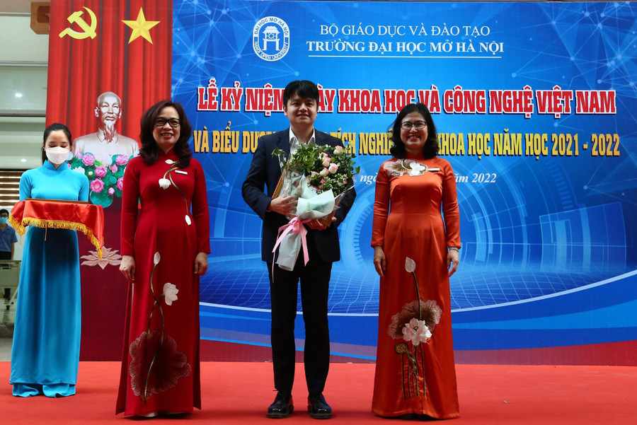 Trường ĐH Mở Hà Nội kỷ niệm Ngày Khoa học và Công nghệ Việt Nam, biểu dương thành tích nghiên cứu khoa học năm học 2021-2022.