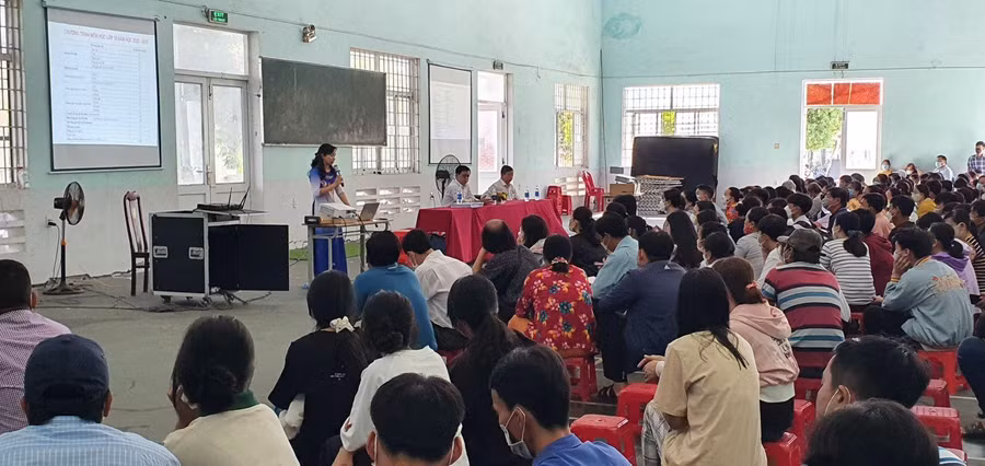 Trường THPT Trần Đại Nghĩa (Cần Thơ) tư vấn cho cha mẹ học sinh, học sinh trúng tuyển vào lớp 10 năm học 2022-2023.