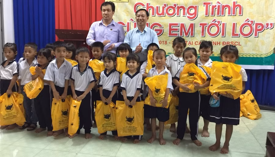 “Cùng em tới lớp” đến với học sinh nghèo ĐBSCL