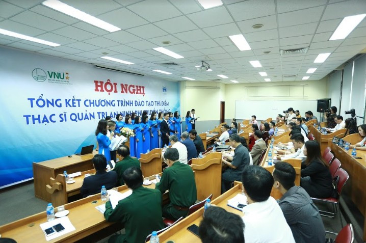 Tiết mục văn nghệ chào mừng hội nghị do chính các cán bộ, giảng viên khoa Quản trị và Kinh doanh (ĐHQG Hà Nội) biểu diễn Tiết mục văn nghệ chào mừng hội nghị do chính các cán bộ, giảng viên khoa Quản trị và Kinh doanh (ĐHQG Hà Nội) biểu diễn