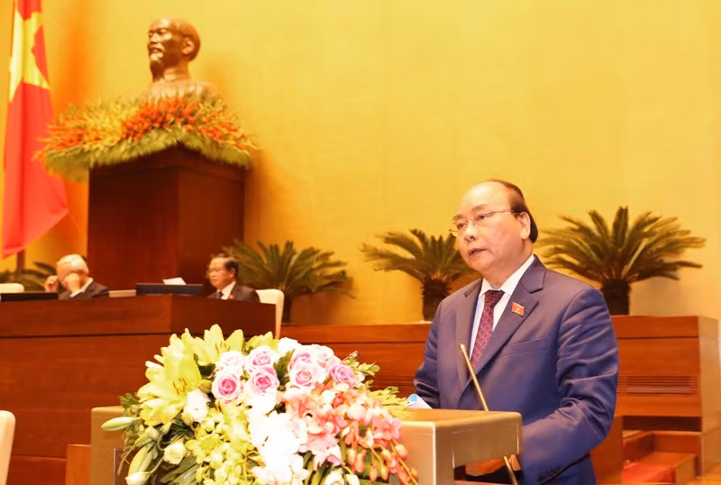 Thủ tướng Nguyễn Xuân Phúc trình bày báo cáo của Chính phủ về tình hình kinh tế - xã hội năm 2018 và kế hoạch phát triển kinh tế xã hội năm 2019 tại kỳ họp thứ 6, Quốc hội khóa XIV sáng nay (22/10). Ảnh: Trung tâm báo chí Quốc hội