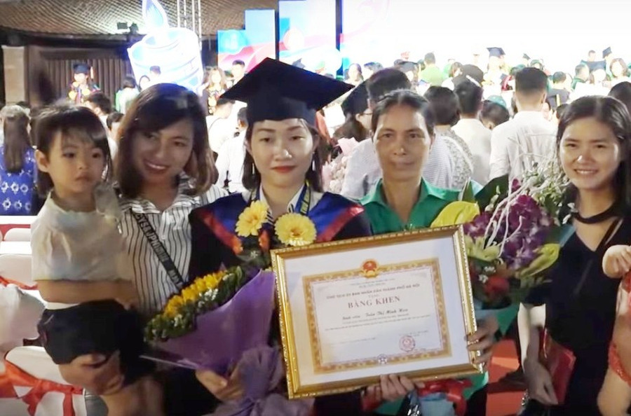 Trần Thị Minh Hoa cùng người thân tại lễ tuyên dương thủ khoa của thành phố Hà Nội năm 2018 Trần Thị Minh Hoa cùng người thân tại lễ tuyên dương thủ khoa của thành phố Hà Nội năm 2018