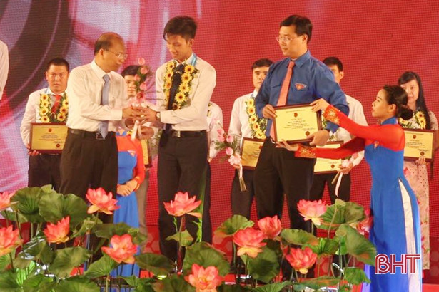 Bằng tài năng, tâm huyết với nghề, thầy Sâm đã giành được nhiều giải thưởng, thành tích trong các cuộc thi chuyên ngành (Trong ảnh: Thầy Sâm nhận giải thưởng Người thợ giỏi toàn quốc năm 2016 của Trung ương Đoàn TNCS Hồ Chí Minh). Ảnh: Báo Hà Tĩnh