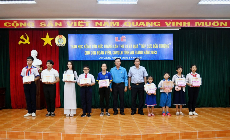 Trao học bổng tạo điều cho học sinh khó khăn vươn lên học tốt hơn. Trao học bổng tạo điều cho học sinh khó khăn vươn lên học tốt hơn.