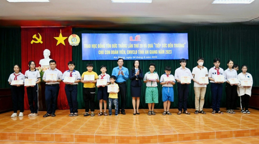 Trao học bổng cho con đoàn viên, CNVCLĐ khó khăn. Trao học bổng cho con đoàn viên, CNVCLĐ khó khăn.
