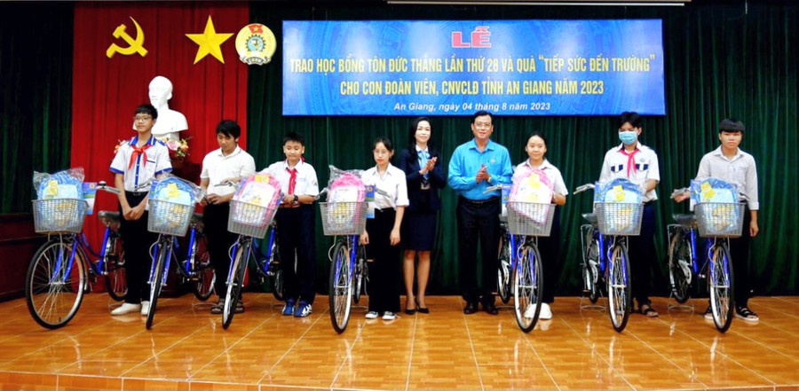Trao quà "Tiếp sức đến trường" cho học sinh vượt khó học tốt. Trao quà "Tiếp sức đến trường" cho học sinh vượt khó học tốt.