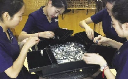 Các nhân viên tại cửa hàng phải mất nửa ngày để đếm xong số tiền xu 