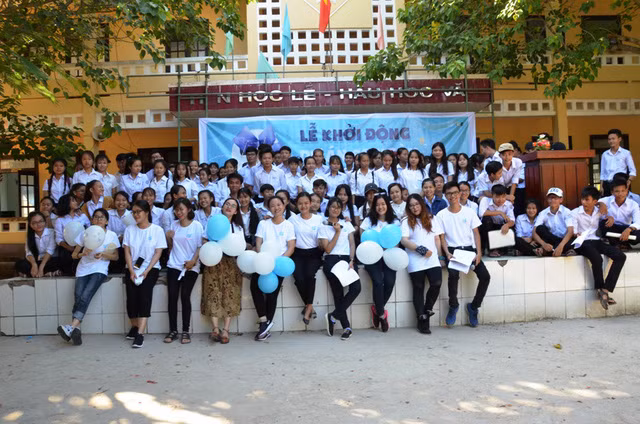 Nhóm tình nguyện viên "60DAYS" cùng học sinh trường THPT Lý Sơn,năm 2017