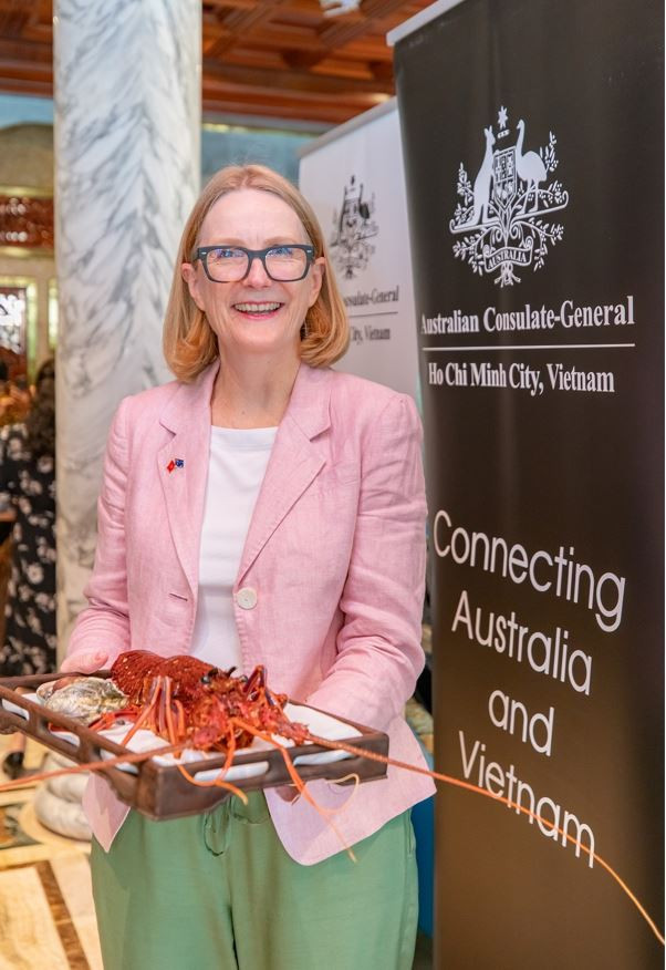 Bà Sarah Hooper, Tổng Lãnh sự Australia tại TPHCM, giới thiệu món ăn từ tôm hùm đá Australia. Bà Sarah Hooper, Tổng Lãnh sự Australia tại TPHCM, giới thiệu món ăn từ tôm hùm đá Australia.