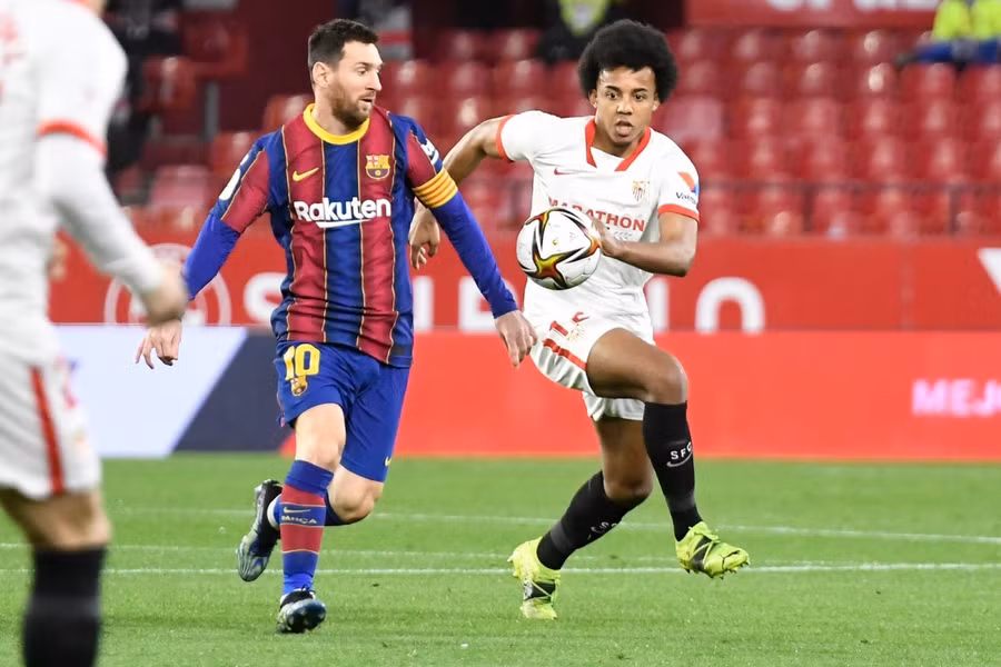 Không phải Messi, trung vệ Kounde mới là cầu thủ hay nhất trận Sevilla - Barca. (Ảnh: Getty).