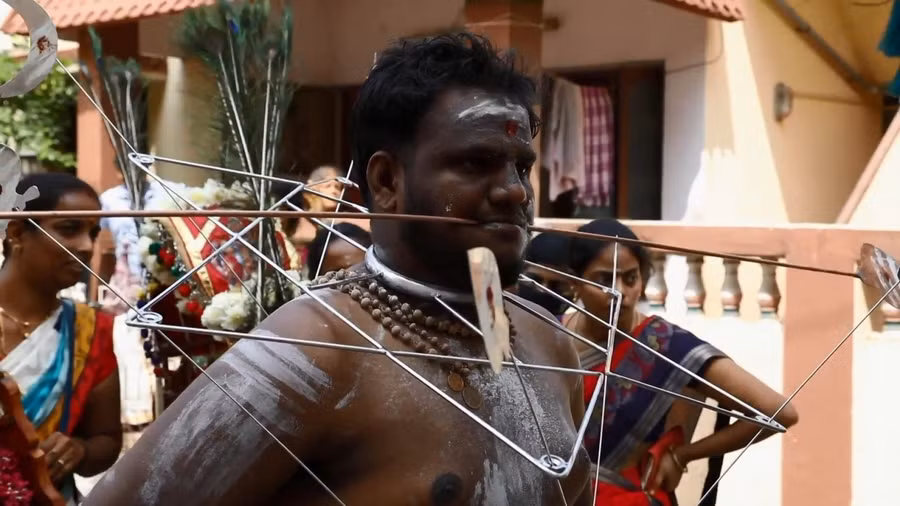 Màn xỏ khuyên sắt ngang cơ thể ghê rợn trong lễ hội Ấn Độ.