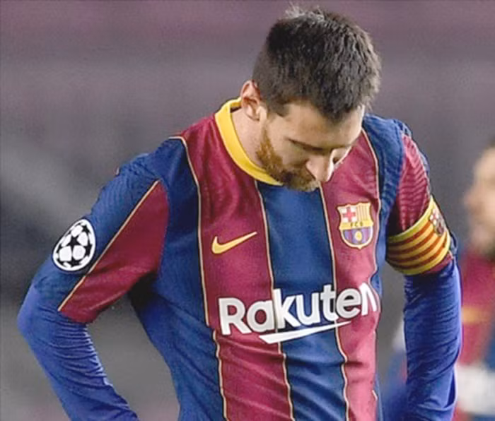 Messi buồn bã sau trận Barcelona thảm bại 1-4 trước PSG.