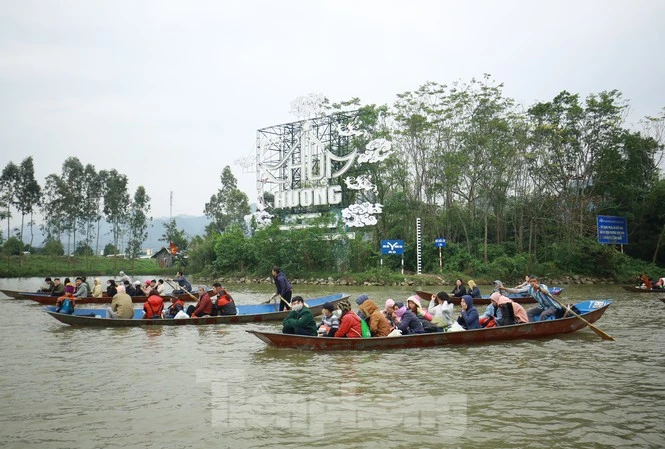 Lễ hội chùa Hương cũng phải tạm dừng do diễn biến phức tạp