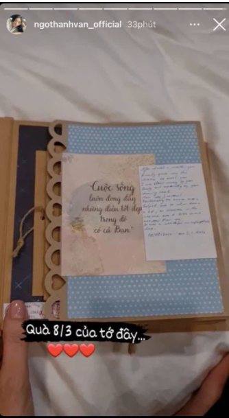 Ngô Thanh Vân hào hứng khoe món quà mình nhân được dịp 8/3 do bạn trai tặng. Được biết, món quà là một quyền album vô cùng dễ thương được tự tay Huy Trần chuẩn bị. Ngay sau khi nhận được món quà &quot;độc&quot;, Ngô Thanh Vân hạnh phúc cảm ơn bạn trai: &quot;Trời ơi, đi quay đêm về nhận được nguyên cuốn album viết chữ ngoặt nghẹo mà dễ cưng vô cùng chứ&quot;.