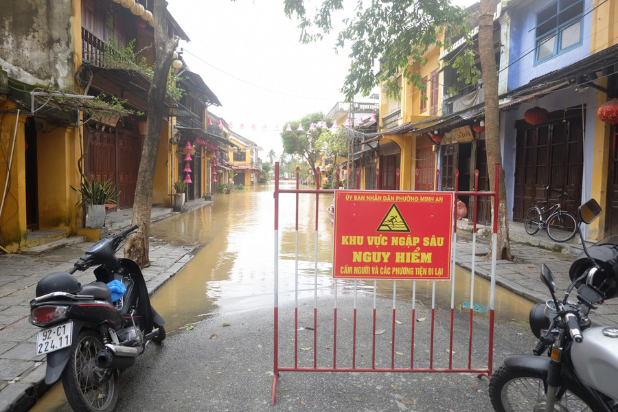 Rào chắn, nghiêm cấm người dân đi qua lại khu vực ngập lụt để đảm bảo an toàn.