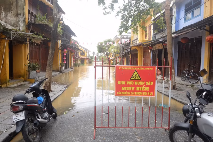 Rào chắn, nghiêm cấm người dân đi qua lại khu vực ngập lụt để đảm bảo an toàn.