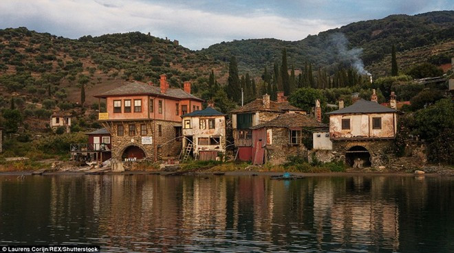 Cuộc sống rất đơn giản, bình lặng. Trong ảnh là cảng của tu viện Vatoupedi. Vùng đất thiêng cấm phụ nữ và trẻ em