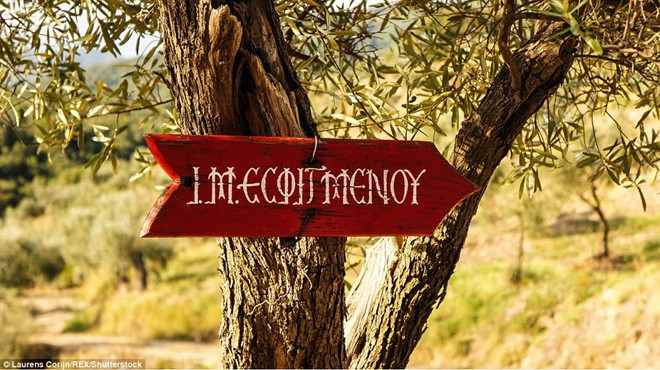 Biển chỉ đường tới tu viện Esphigmenou. Vùng đất thiêng cấm phụ nữ và trẻ em