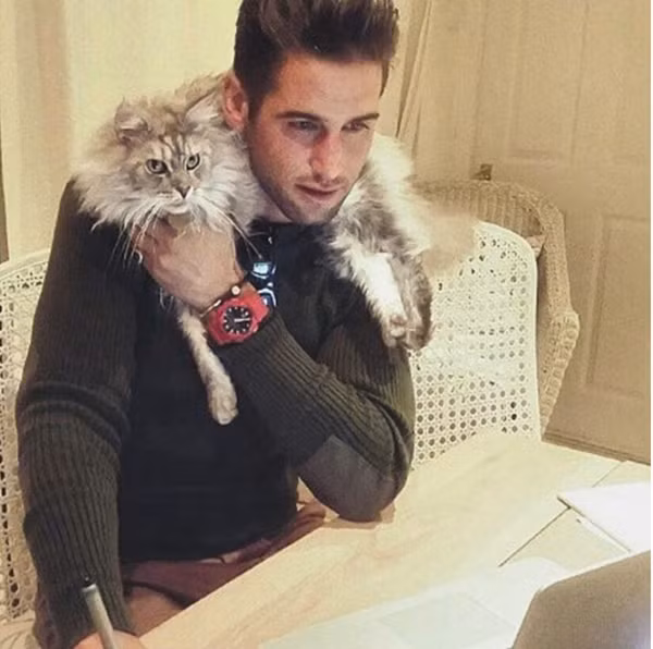 Mèo lông xù cũng sẽ là phụ kiện thời trang không thể hoàn hảo hơn cho các chàng trai đẹp.