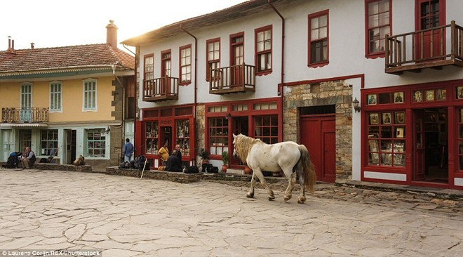 Lịch sử và truyền thống được duy trì nghiêm ngặt ở khu vực sinh sống của nam giới. Các thầy tu vẫn theo lối sống như của nghìn năm trước. Vùng đất thiêng cấm phụ nữ và trẻ em