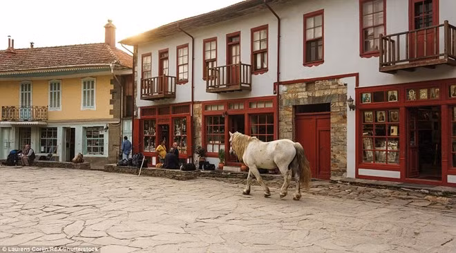 Vùng đất thiêng cấm phụ nữ và trẻ em 