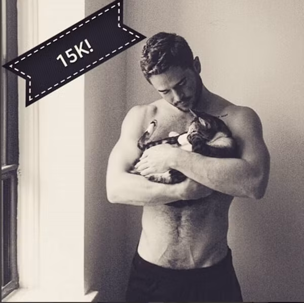 Câu hỏi khó cho các cô gái: bạn sẽ muốn trở thành con mèo để được chàng trai ôm ấp, hay sẽ thay thế chàng trai để được cưng nựng mèo yêu?