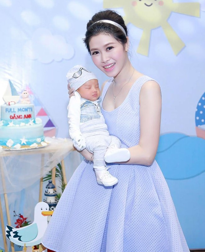 Vợ Đăng Khôi: "Khóc hết nước mắt vì...tắc sữa"