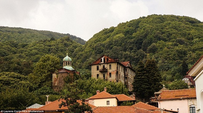 Đây được gọi là núi thiêng, do có 20 tu viện Chính thống giáo phương Đông và 2.000 thầy tu sống. Vùng đất thiêng cấm phụ nữ và trẻ em