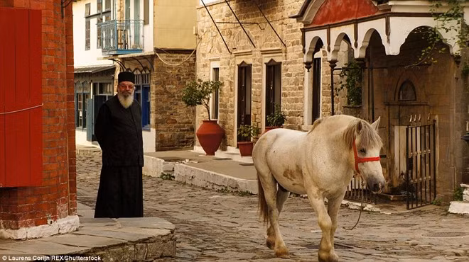 Vùng đất thiêng cấm phụ nữ và trẻ em 