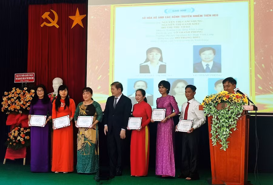 Ban Tổ chức trao giải Nhì cho các tác giả.