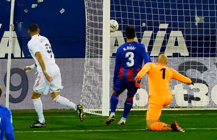 Eibar chỉ giành 1 chiến thắng trong số 12 lần đối đầu với Real Madrid trong quá khứ. Lợi thế con người giúp các học trò của HLV Zidane đẩy cao đội hình ngay khi tiếng còi khai cuộc cất lên. Phút thứ 6, Karim Benzema mở tỷ số cho đương kim vô địch La Liga. Xuất phát từ cú bấm bóng của Rodrygo Goes, tiền đạo người Pháp khống chế một nhịp trước khi tung cú dứt điểm bằng chân trái.