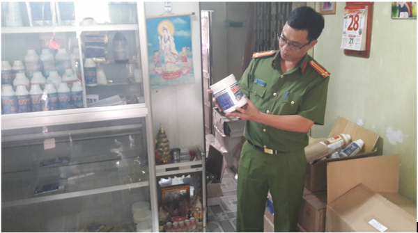 Lực lượng chức năng kiểm tra các loại thuốc thú y - thủy sản tại kho hàng. Ảnh: Công an cung cấp
