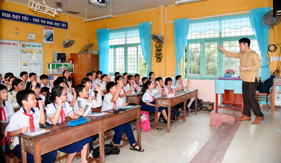 Tăng chỉ tiêu đào tạo các ngành sư phạm, đào tạo theo đặt hàng được nhà trường, địa phương tập trung thực hiện. Tăng chỉ tiêu đào tạo các ngành sư phạm, đào tạo theo đặt hàng được nhà trường, địa phương tập trung thực hiện.