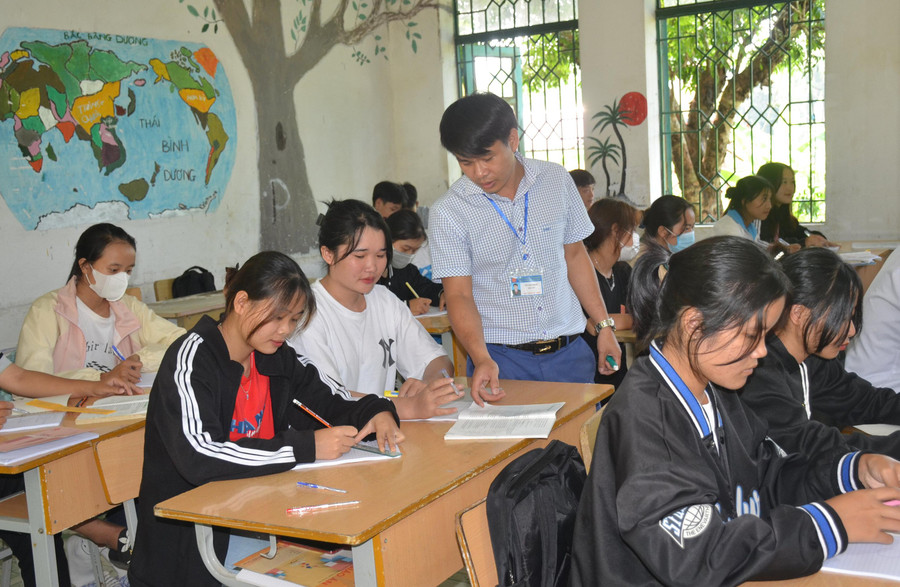 Nhờ sự tư vấn, hỗ trợ của Trường THPT Mường Nhà (huyện Điện Biên), em Tòng Thị Ngân tiếp tục theo học và ổn định tâm lý.