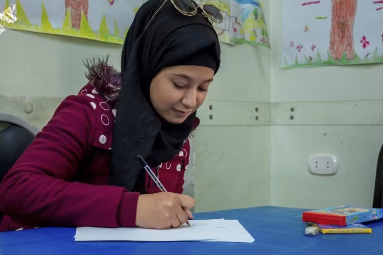 HS tại thành phố Idlib phải học tập trong tình trạng thiếu thốn phương tiện giáo dục trực tuyến.