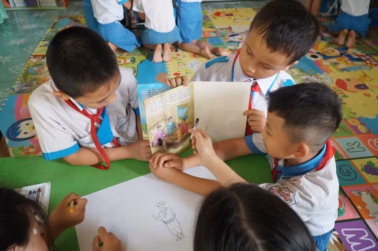 Các bạn học sinh vẽ tranh theo truyện.