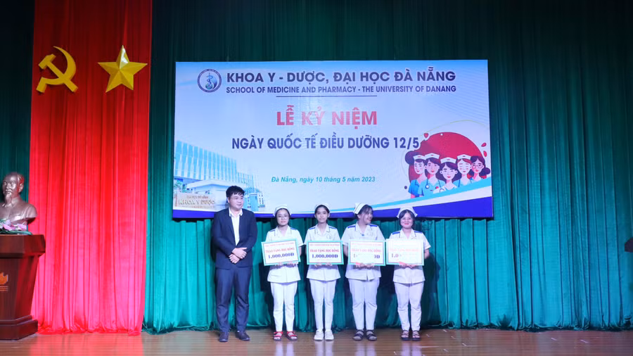 Khoa Y Dược, ĐH Đà Nẵng trao học bổng cho sinh viên ngành điều dưỡng nhân kỷ niệm Ngày Quốc tế điều dưỡng 