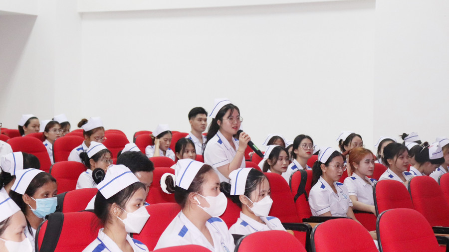 Sinh viên ngành Điều dưỡng, Khoa Y Dược đặt câu hỏi trong chương trình tọa đàm Điều dưỡng - Chuyển mình để thích nghi với các khách mời đến từ các bệnh viện, cơ sở y tế tại Đà Nẵng. Sinh viên ngành Điều dưỡng, Khoa Y Dược đặt câu hỏi trong chương trình tọa đàm Điều dưỡng - Chuyển mình để thích nghi với các khách mời đến từ các bệnh viện, cơ sở y tế tại Đà Nẵng.