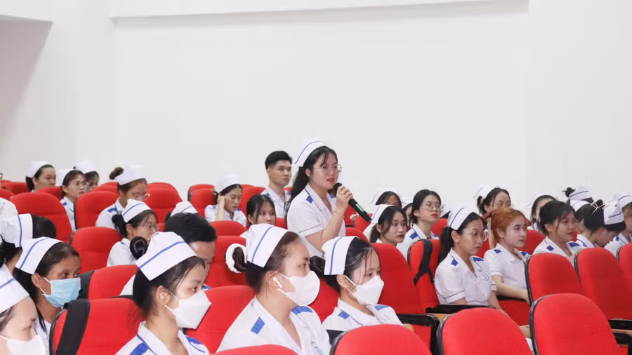 Sinh viên ngành Điều dưỡng, Khoa Y Dược đặt câu hỏi trong chương trình tọa đàm Điều dưỡng - Chuyển mình để thích nghi với các khách mời đến từ các bệnh viện, cơ sở y tế tại Đà Nẵng.