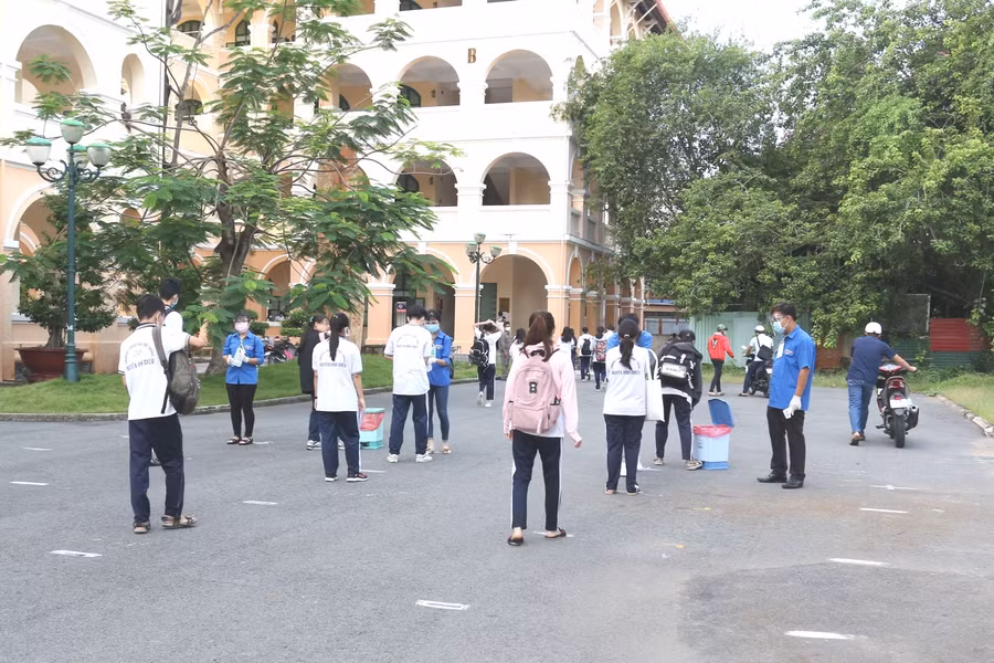 Kỳ thi tốt nghiệp THPT đợt 2 đã cận kề, công tác hỗ trợ thí sinh đang được gấp rút thực hiện. Ảnh: X. Uyên.