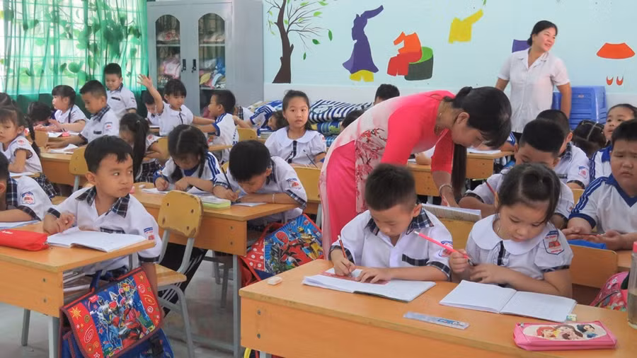 Cô, trò lớp 1 ở TP Cần Thơ trong giờ học.