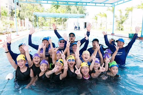 Đại sứ Chittick và TNV Australia dạy bơi cho trẻ em Hội An Đại sứ Chittick và TNV Australia dạy bơi cho trẻ em Hội An