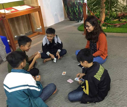 Các em nhỏ hào hứng chơi bộ bài ngôn ngữ của PGS.TS Trần Vĩnh Phúc Các em nhỏ hào hứng chơi bộ bài ngôn ngữ của PGS.TS Trần Vĩnh Phúc