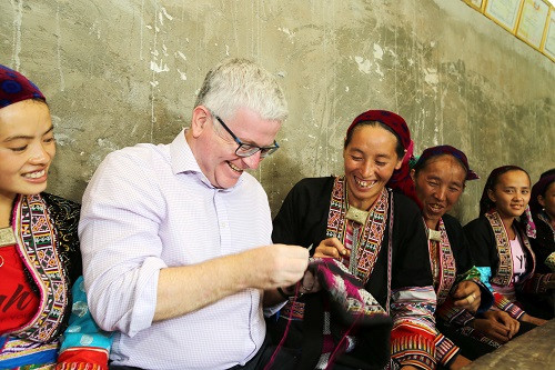 Đại sứ Chittick học thêu cùng bà con dân tộc Dao tại Hà Giang Đại sứ Chittick học thêu cùng bà con dân tộc Dao tại Hà Giang