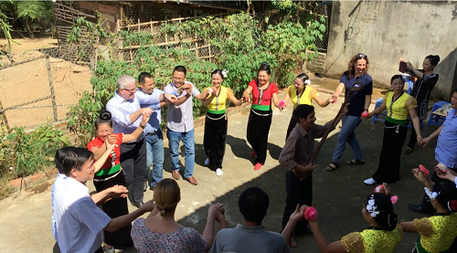 Đại sứ Chittick cùng bà con người Thái Đại sứ Chittick cùng bà con người Thái